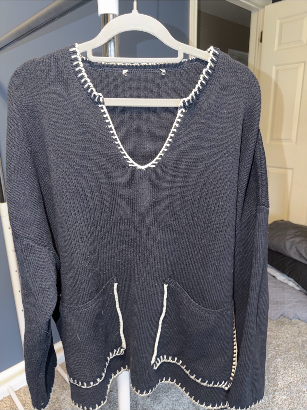 Zara Navy V-Neck Knit Sweater with White Contrast Trim